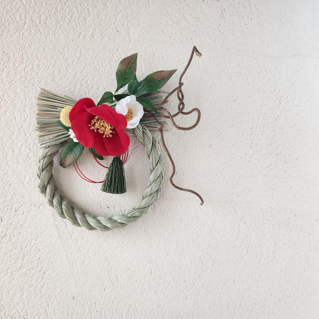 鮮やかな椿のしめ縄