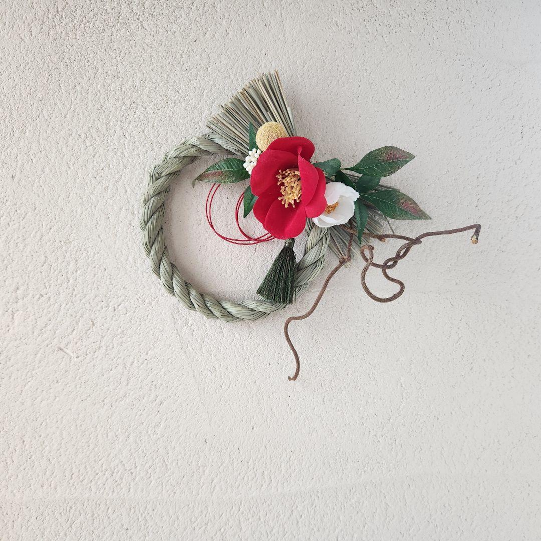 鮮やかな椿のしめ縄