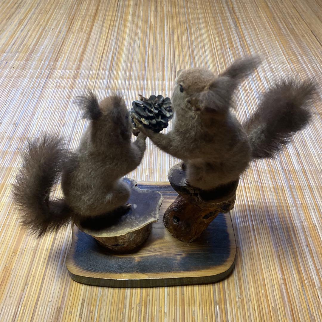 リスの置物 2匹 松ぼっくり付