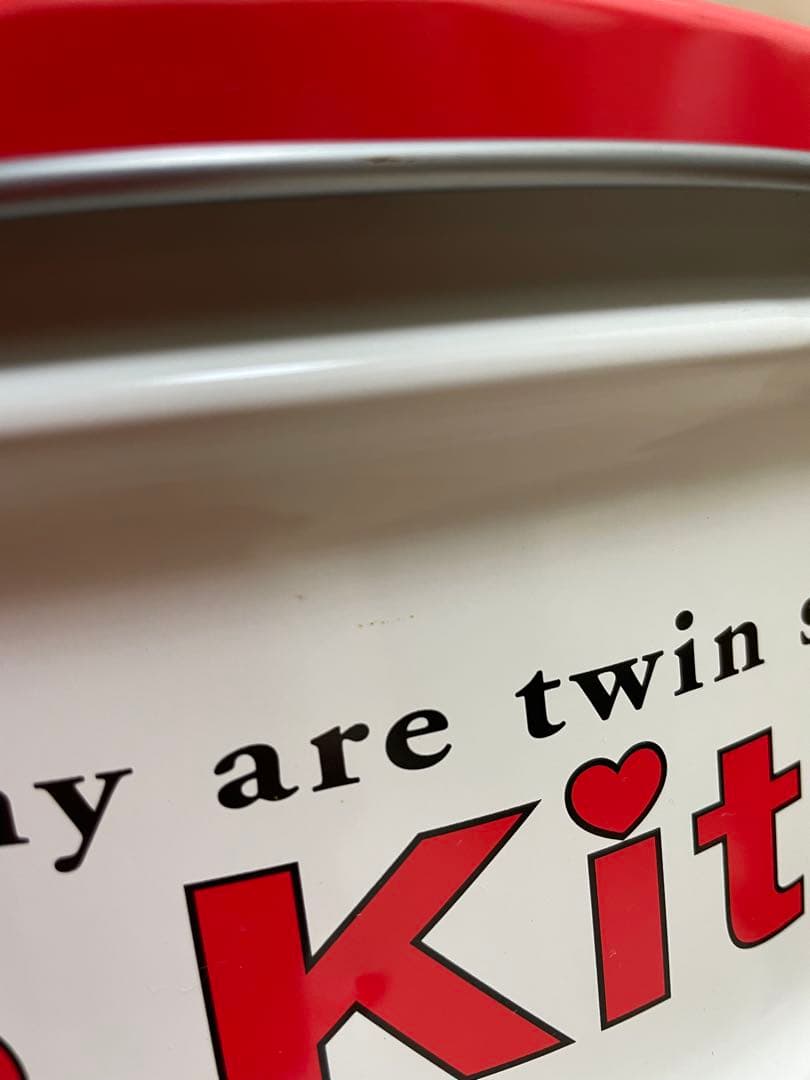 ハローキティ　ブリキ製フタ付缶