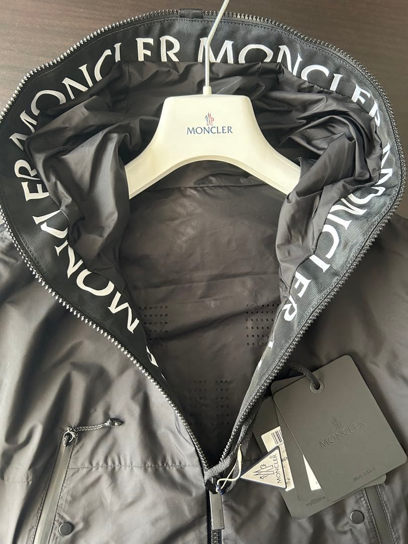 モンクレールナイロンパーカー新品未使用品