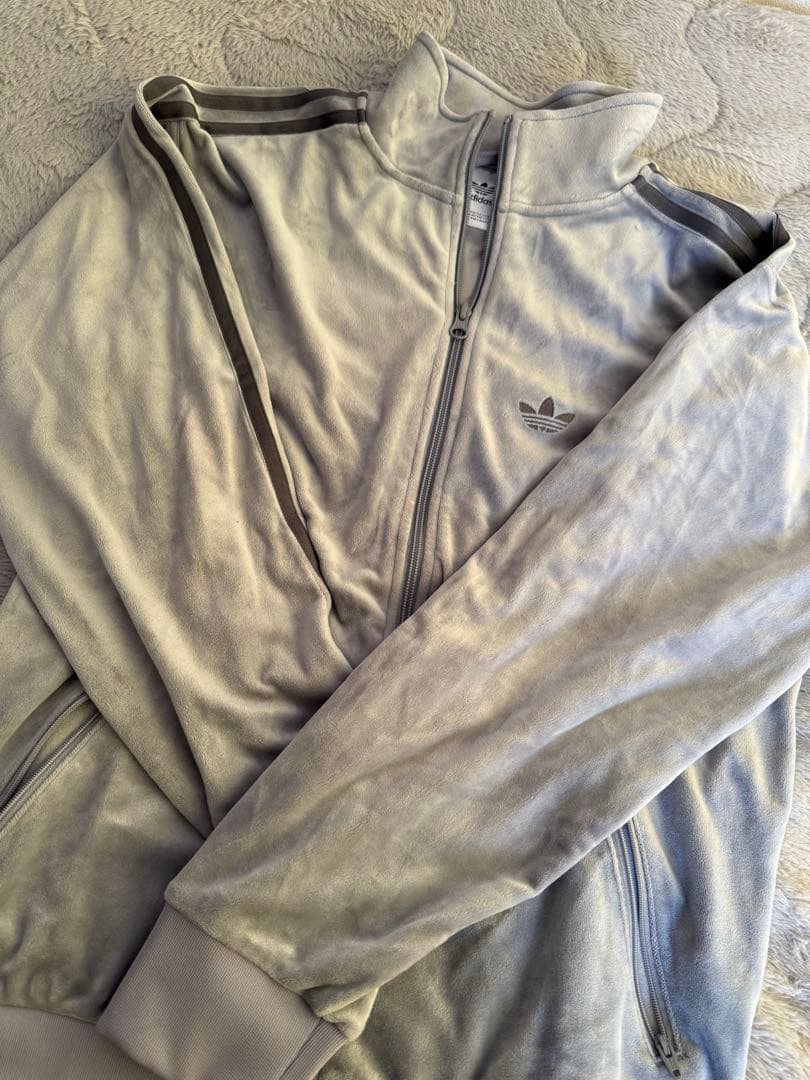 adidas グレー ベロア トラックジャケット