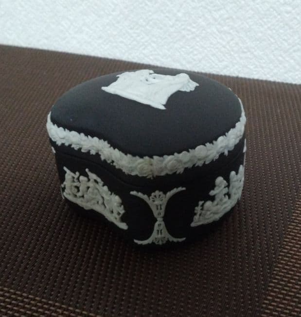 ウェッジウッド・ジャスパーブラック 蓋付小物入れ