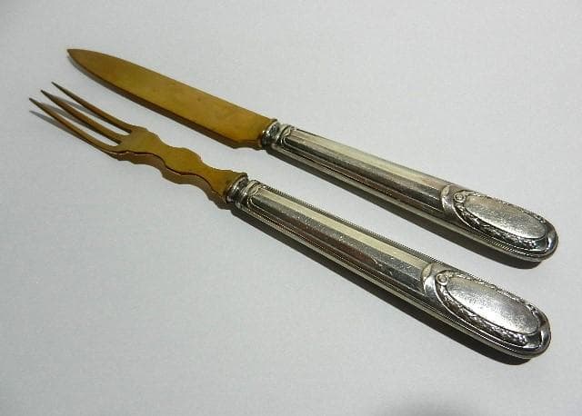 銀の持ち手に美しい黄銅のナイフとフォーク（デザート、オードブル用）