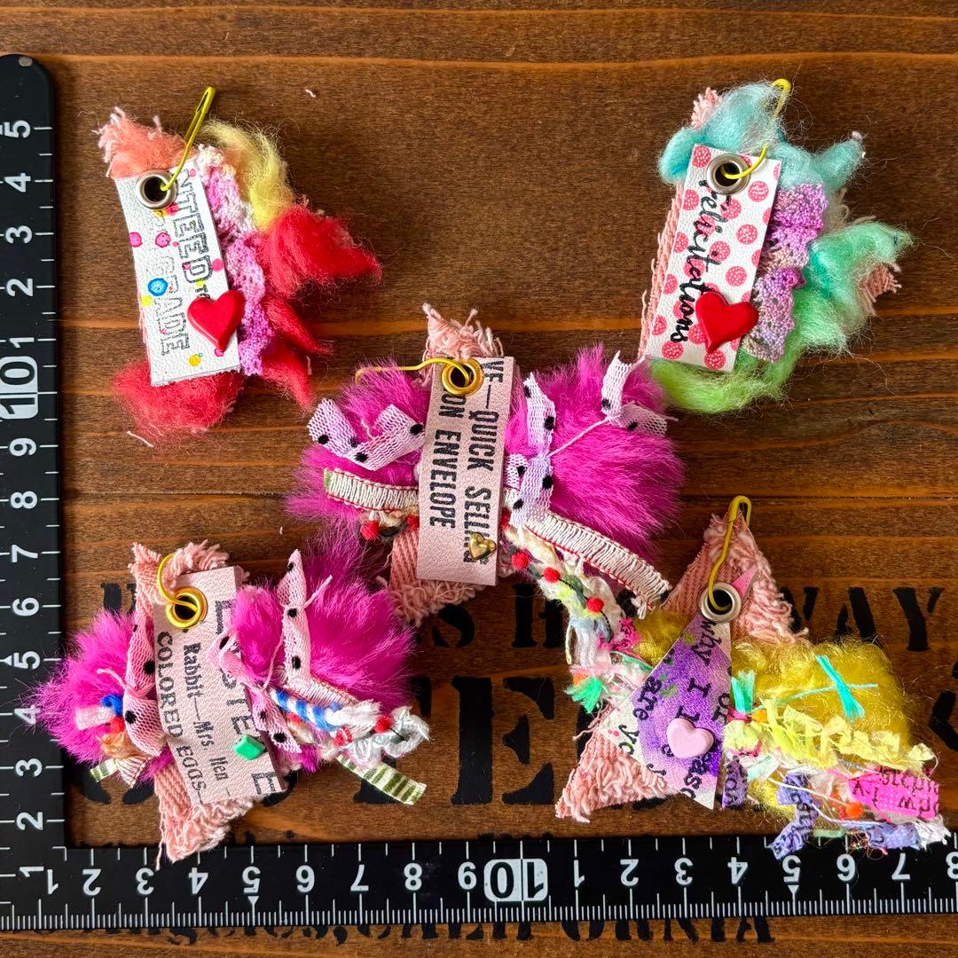 デザインタグ　カラフルファーと引き揃え糸の三角フリンジタグ③650