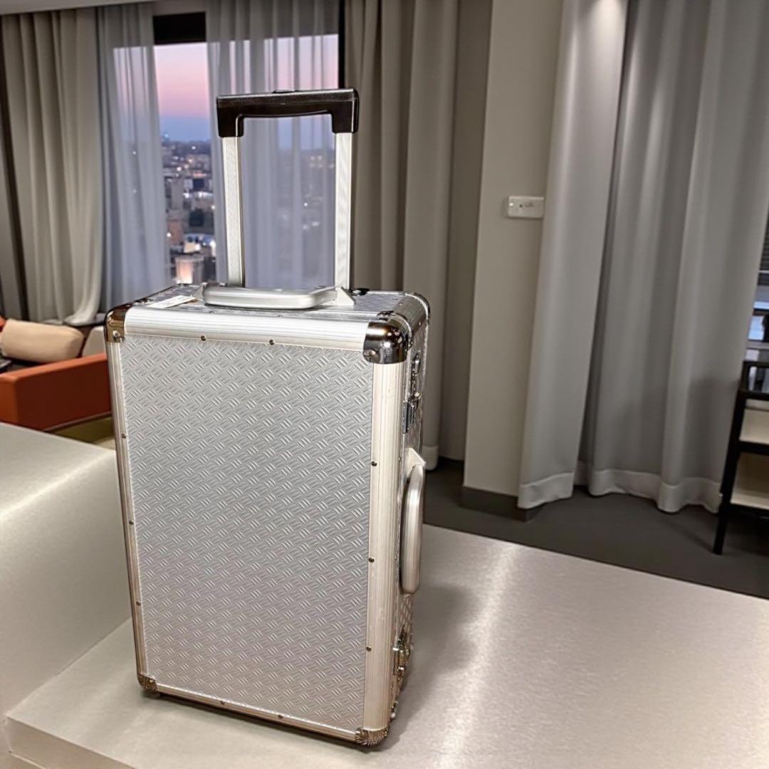 アルミ製キャリーケース 機内持込サイズ 2輪キャスター付き