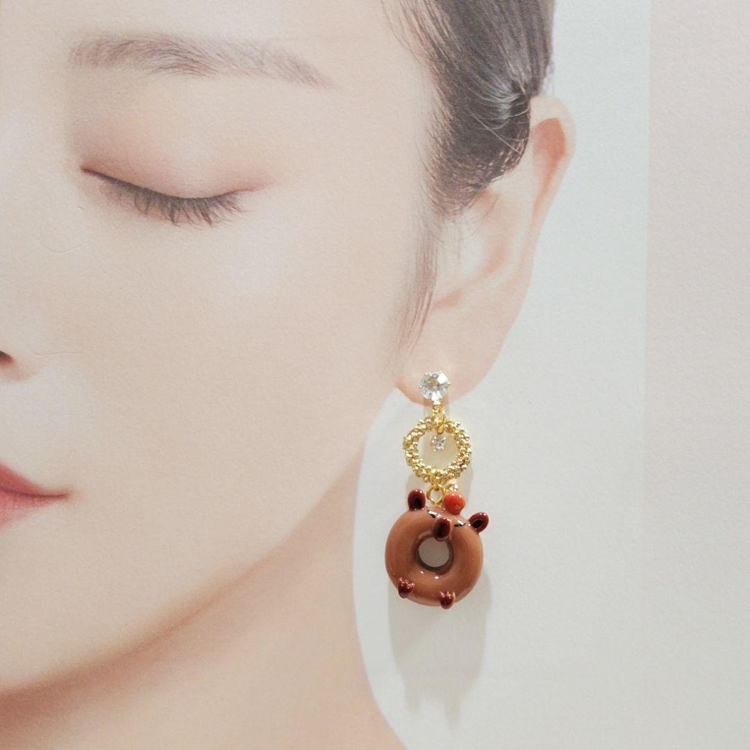 １点限定❣️苺大好きカピバラちゃんのクリームサンドとドーナツのキラキラピアス♡