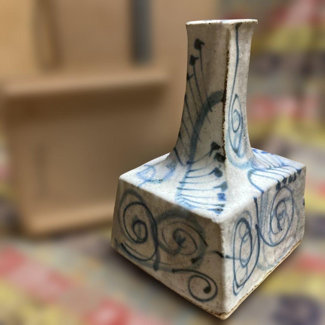 河本五郎　染付角壺　共箱　￼高17口3・3.7胴径9.5・10.6底11.4cm