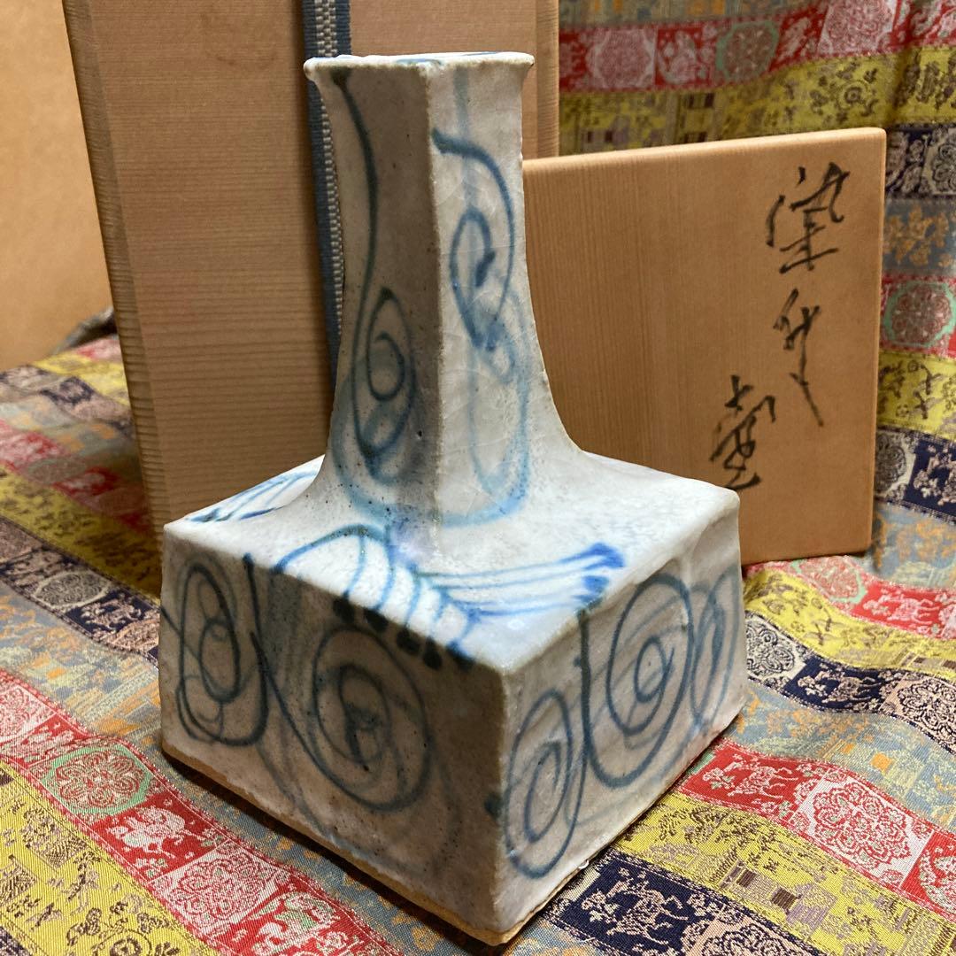 河本五郎　染付角壺　共箱　￼高17口3・3.7胴径9.5・10.6底11.4cm
