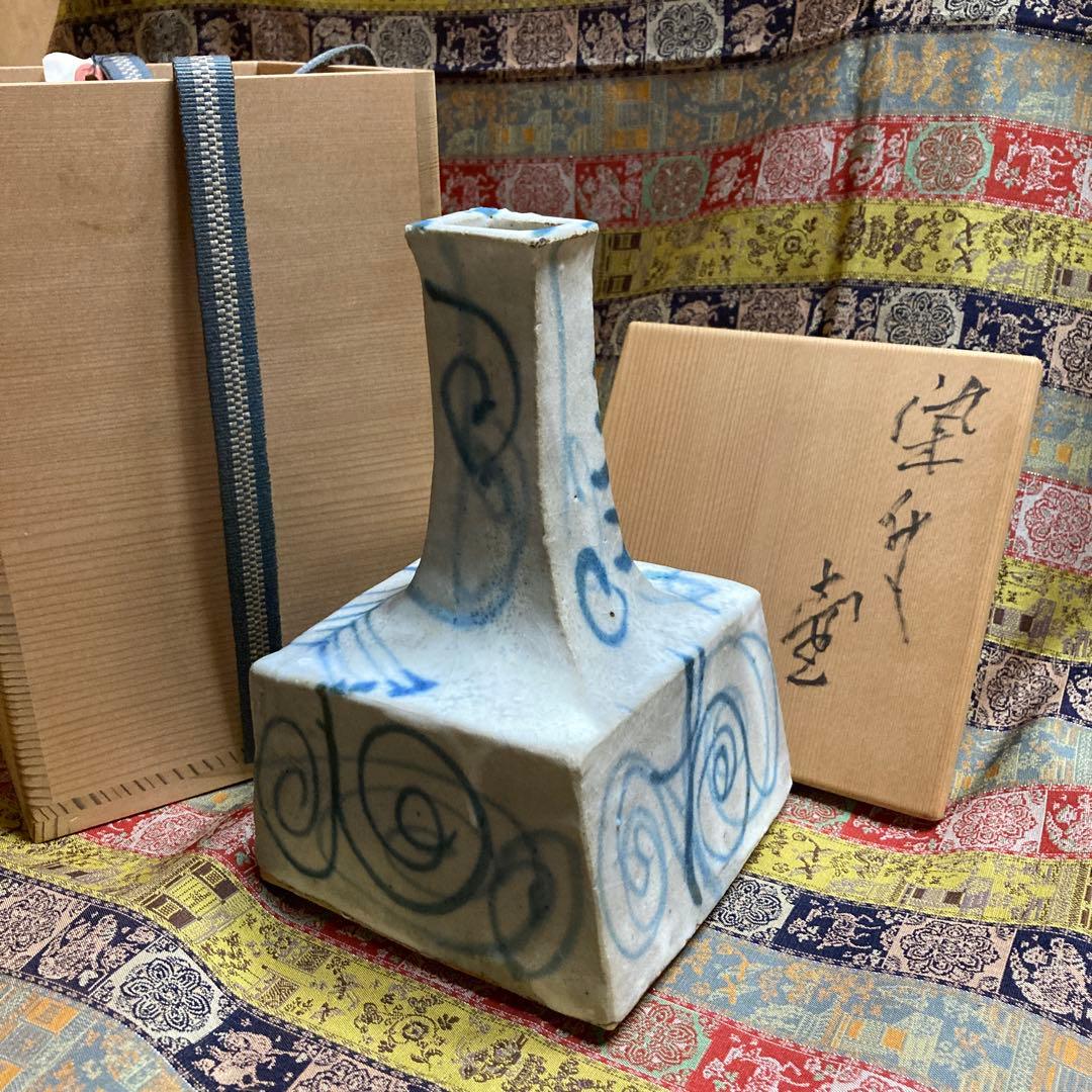 河本五郎　染付角壺　共箱　￼高17口3・3.7胴径9.5・10.6底11.4cm