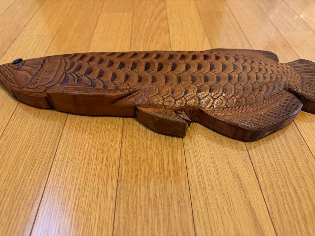 アロワナ（龍魚）をモチーフにした木彫りの置物
