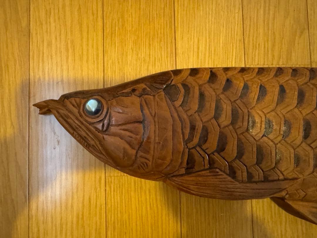 アロワナ（龍魚）をモチーフにした木彫りの置物