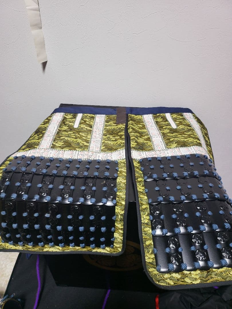 伝統的な青と黒の等身大日本甲冑（鎧立て無し）