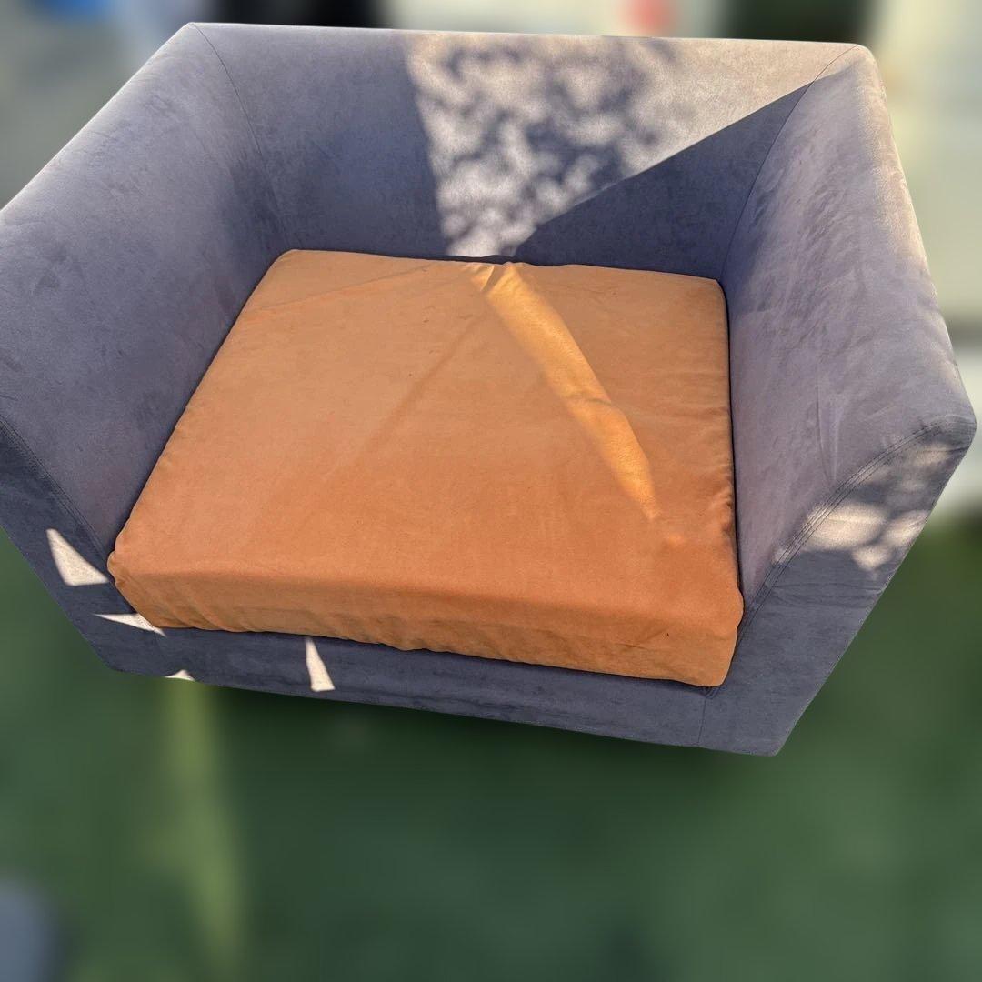 グレーの1人掛けソファ オレンジクッション付き Arflex