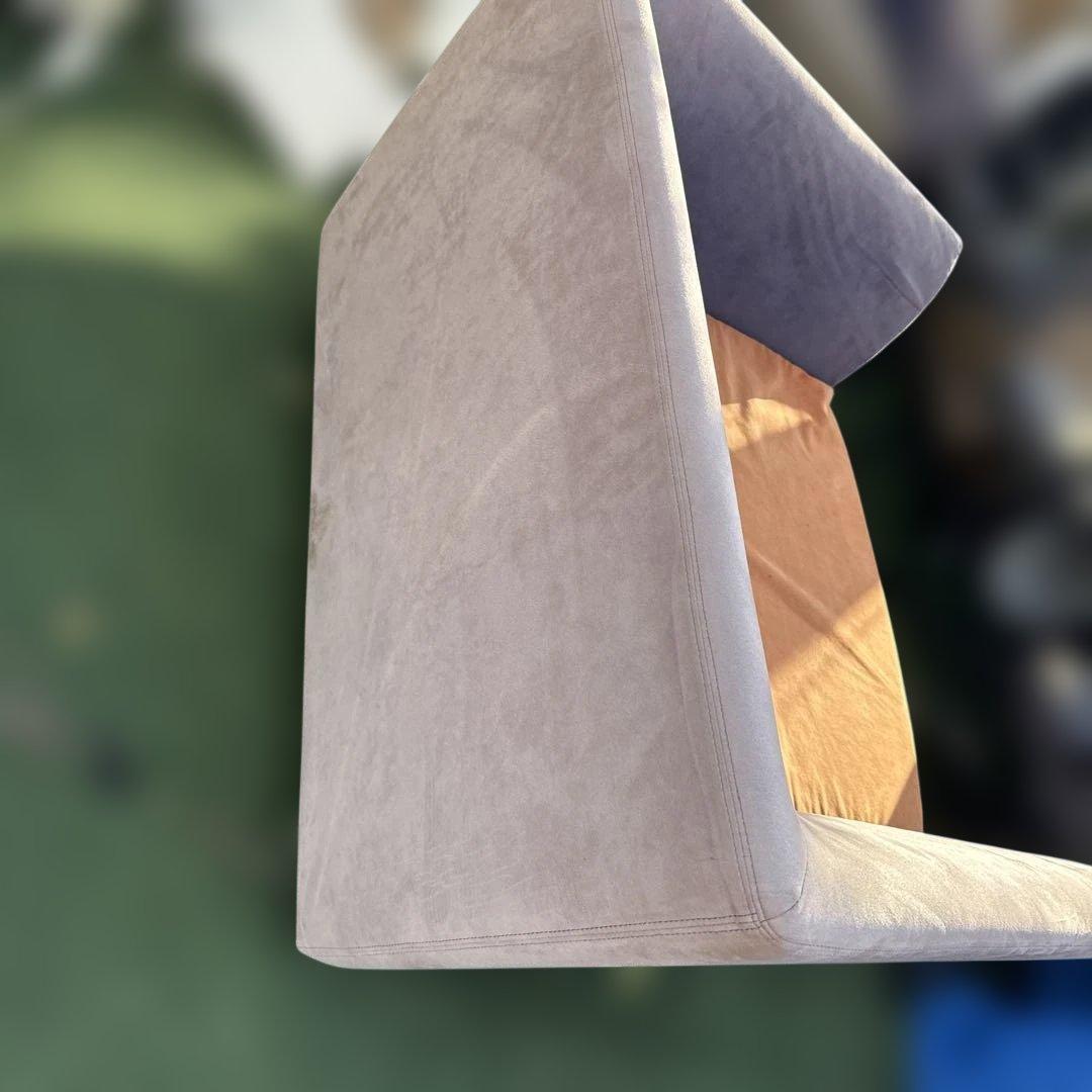 グレーの1人掛けソファ オレンジクッション付き Arflex