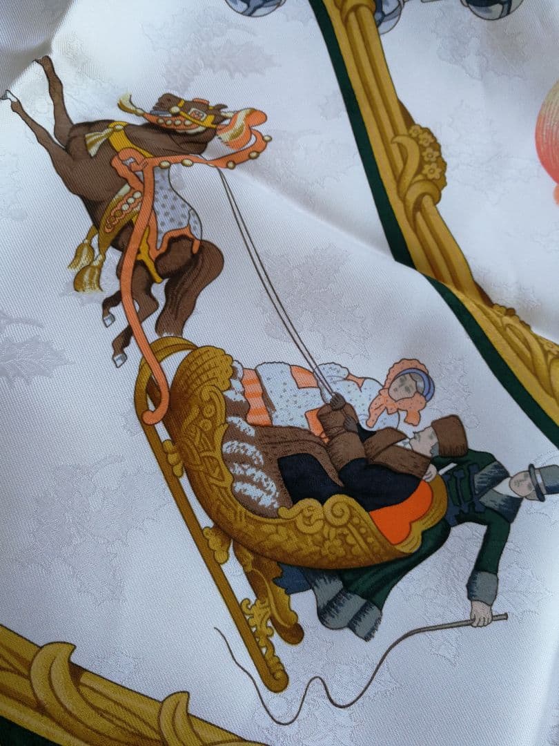 エルメス　HERMES　スカーフ　カレ90　羽飾りと鈴