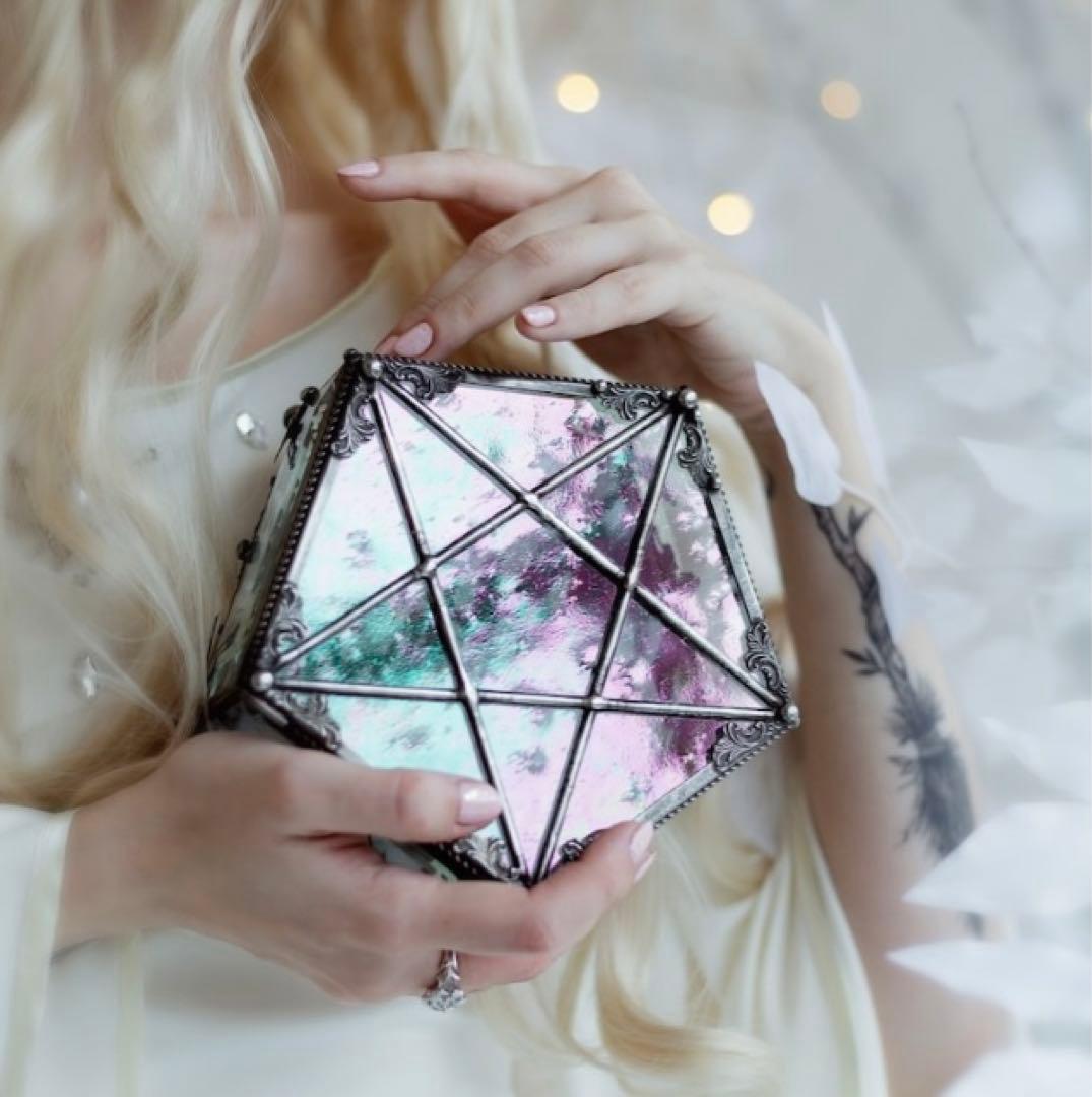 匿名配送 小物入れ 五芒星 足付きステンドグラス風アクセサリーボックス 星 魔女