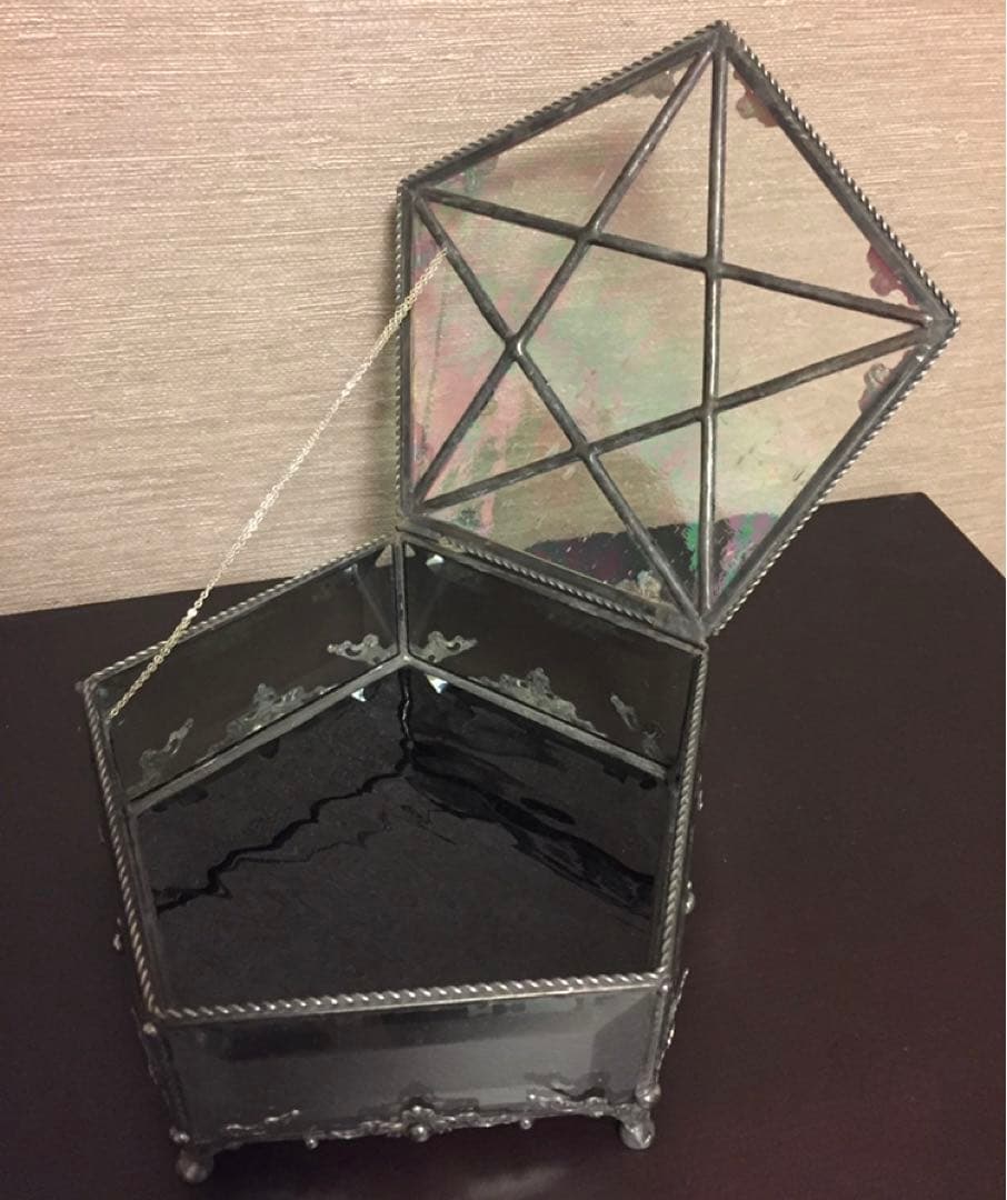 匿名配送 小物入れ 五芒星 足付きステンドグラス風アクセサリーボックス 星 魔女