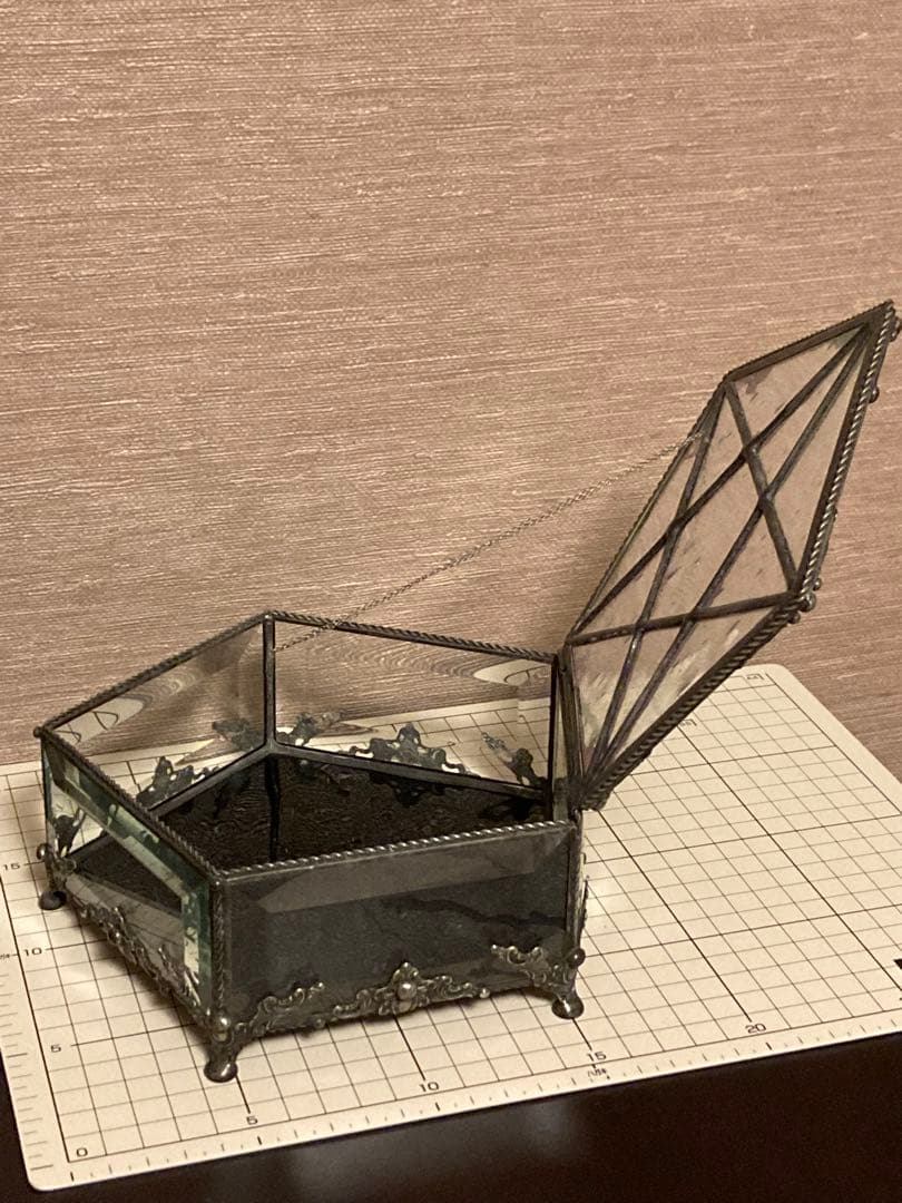 匿名配送 小物入れ 五芒星 足付きステンドグラス風アクセサリーボックス 星 魔女