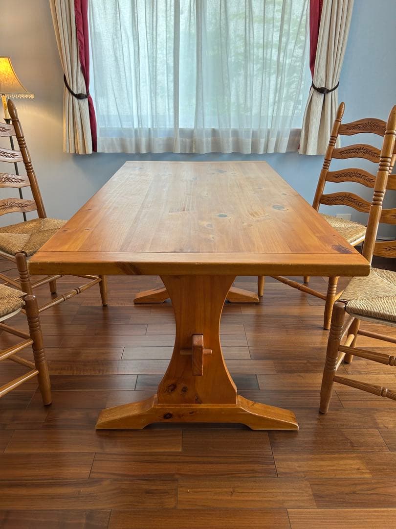 アントステラ・木製ダイニングテーブル ・4〜6人用　パイン材・カントリー