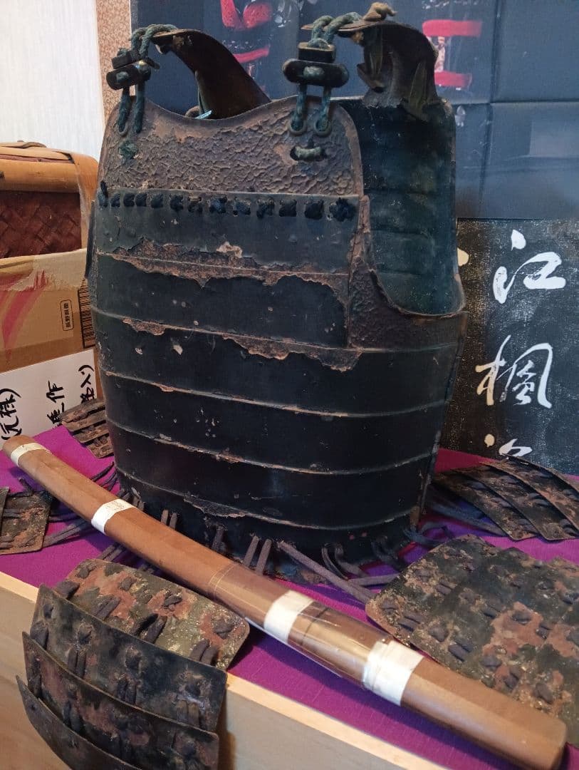 江戸時代前中期元禄年間稀少大和國甲冑師岩井喜左近勝重朱色在銘入本歌鉄地鎧胴当時物