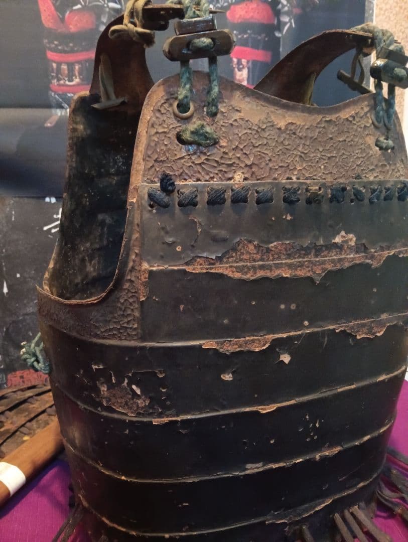 江戸時代前中期元禄年間稀少大和國甲冑師岩井喜左近勝重朱色在銘入本歌鉄地鎧胴当時物