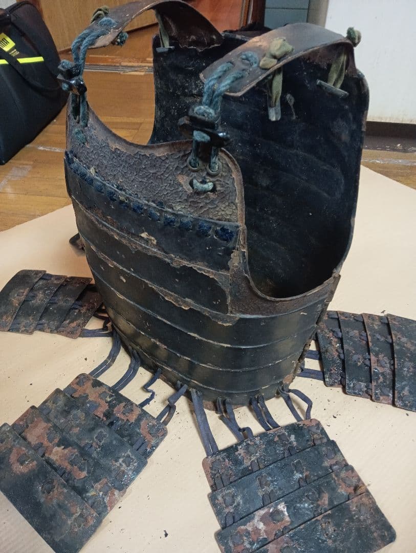 江戸時代前中期元禄年間稀少大和國甲冑師岩井喜左近勝重朱色在銘入本歌鉄地鎧胴当時物