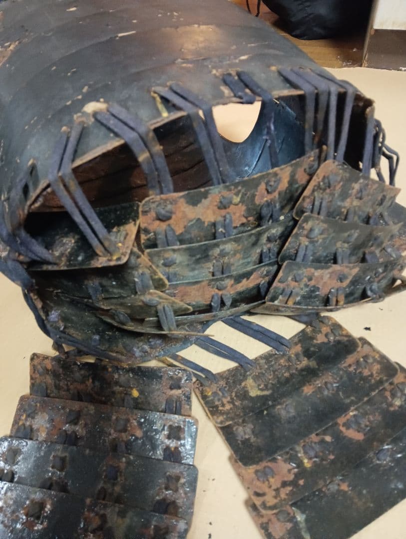 江戸時代前中期元禄年間稀少大和國甲冑師岩井喜左近勝重朱色在銘入本歌鉄地鎧胴当時物