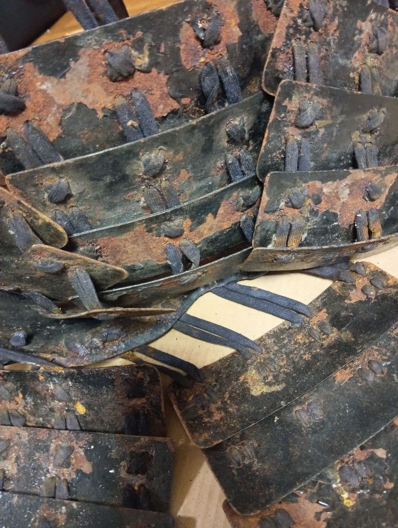 江戸時代前中期元禄年間稀少大和國甲冑師岩井喜左近勝重朱色在銘入本歌鉄地鎧胴当時物