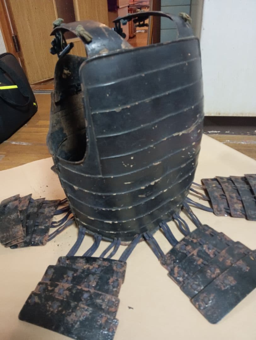 江戸時代前中期元禄年間稀少大和國甲冑師岩井喜左近勝重朱色在銘入本歌鉄地鎧胴当時物