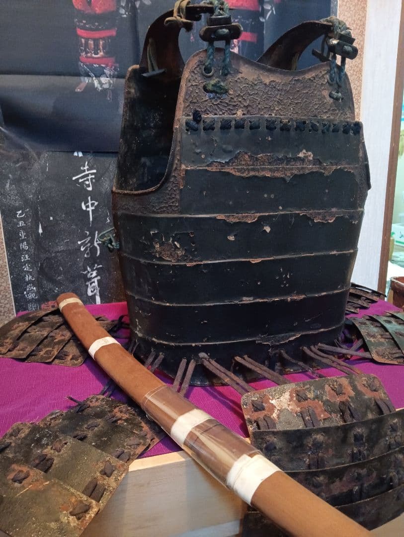 江戸時代前中期元禄年間稀少大和國甲冑師岩井喜左近勝重朱色在銘入本歌鉄地鎧胴当時物