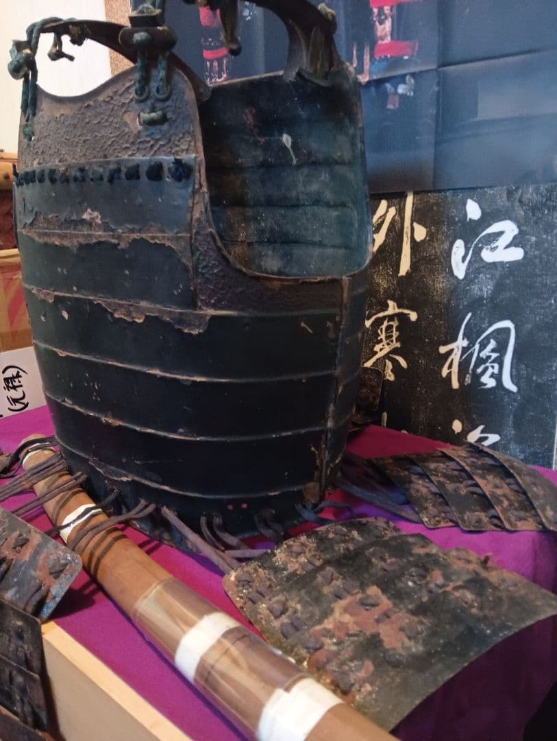 江戸時代前中期元禄年間稀少大和國甲冑師岩井喜左近勝重朱色在銘入本歌鉄地鎧胴当時物