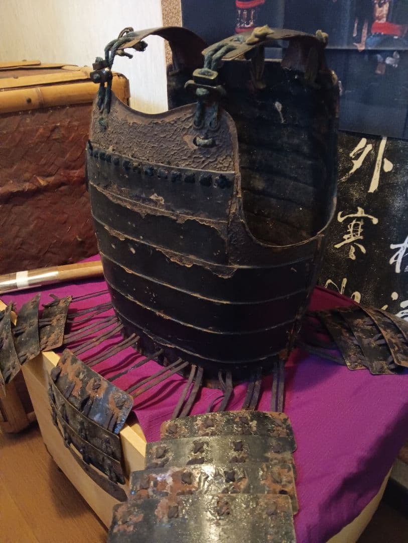 江戸時代前中期元禄年間稀少大和國甲冑師岩井喜左近勝重朱色在銘入本歌鉄地鎧胴当時物