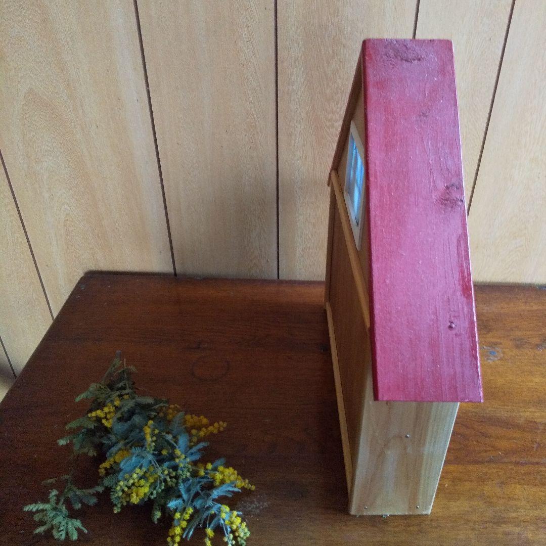 飾り棚とドイツの木のおもちゃ11点　　　　　ステンドグラスの窓付き