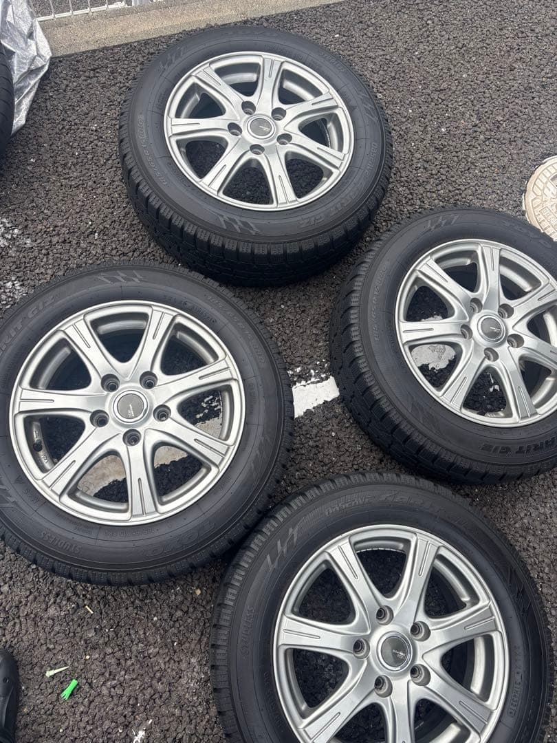送料込み 15インチ スタッドレス トーヨータイヤ 185/65/15 6j