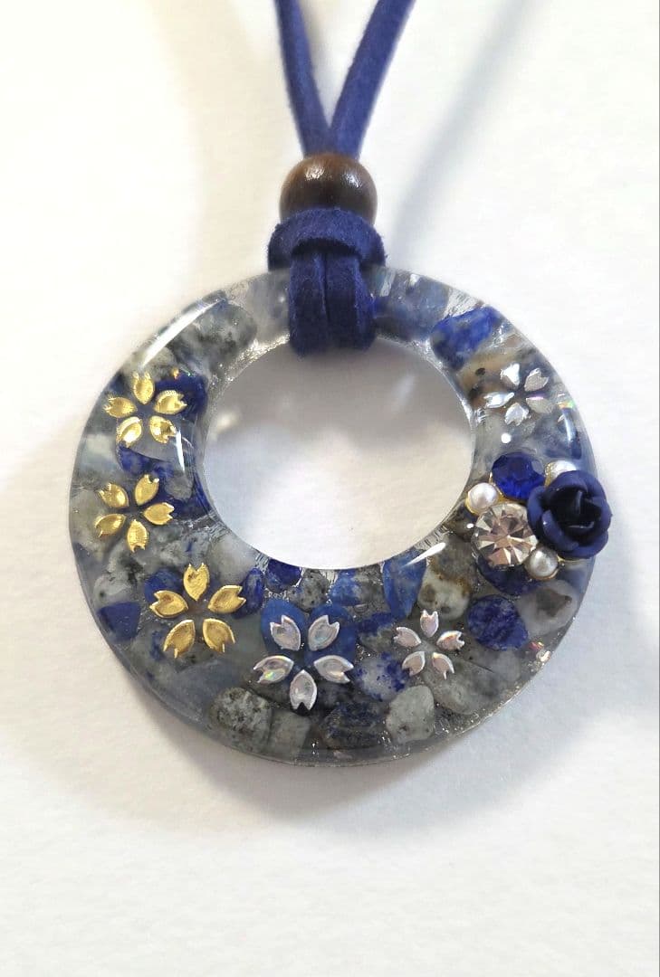 桜柄・ラピスラズリレジンネックレス　　天然石レジンネックレス　　ラピスラズリ