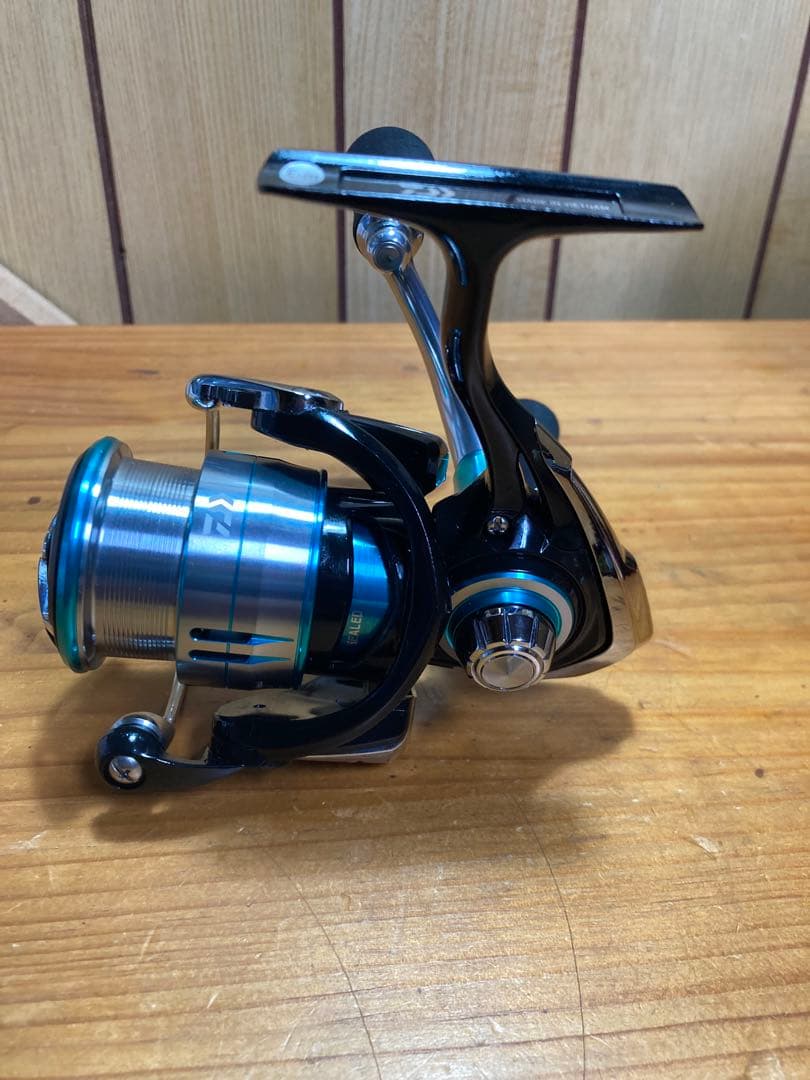 美品　Daiwa Emeraldas LT2500S-DH スピニングリール