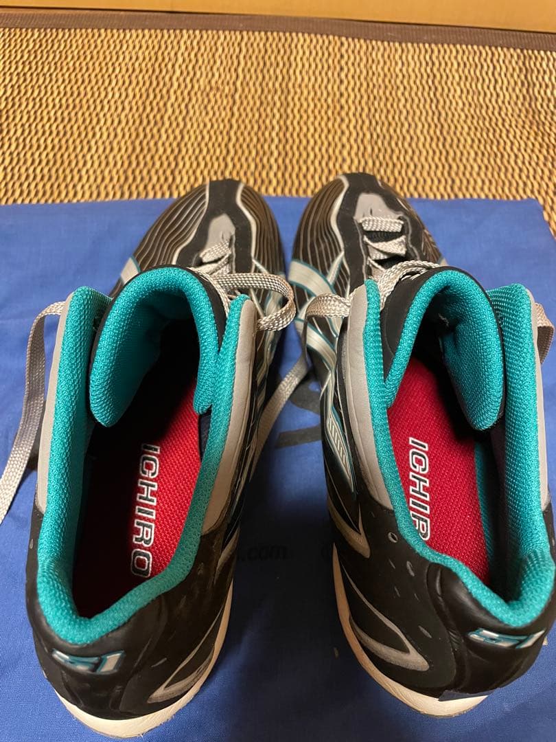 イチロー　2010年　マリナーズホーム公式戦実使用直筆サイン入りスパイク