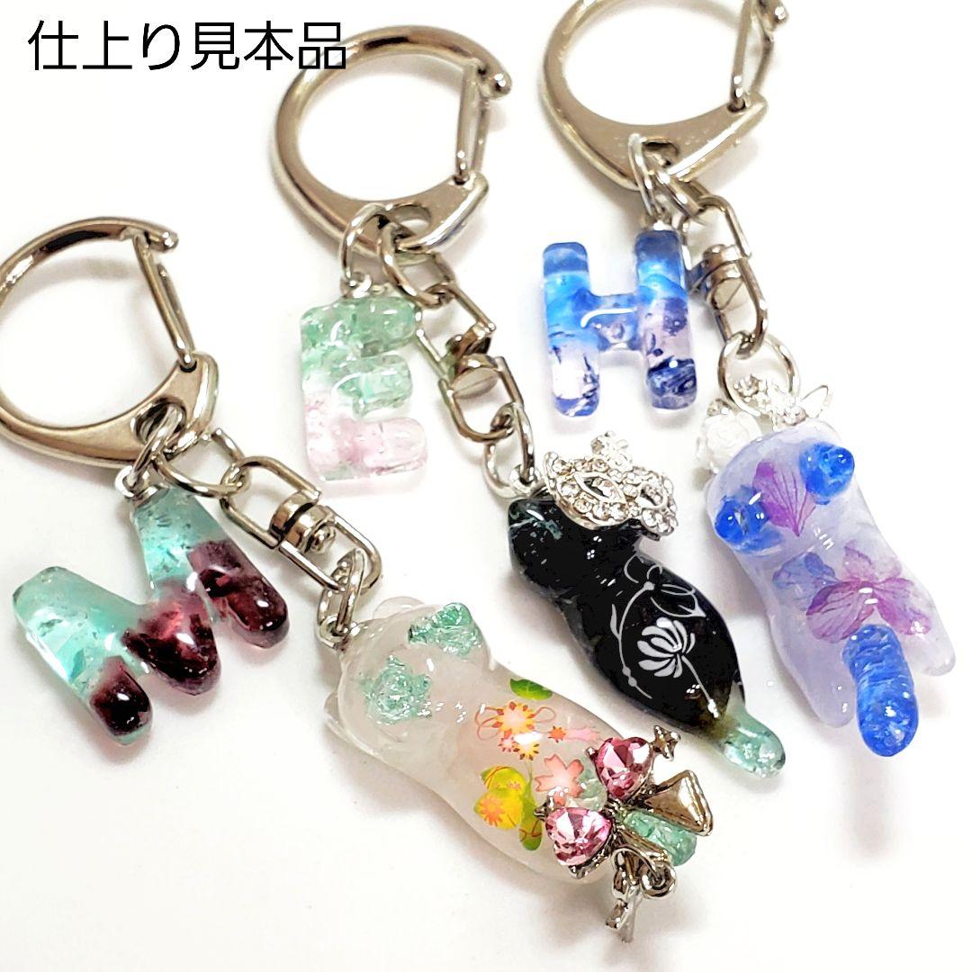 レジンイニシャル・猫ちゃんのキーホルダー　琉球ガラス　天然石　ハンドメイド