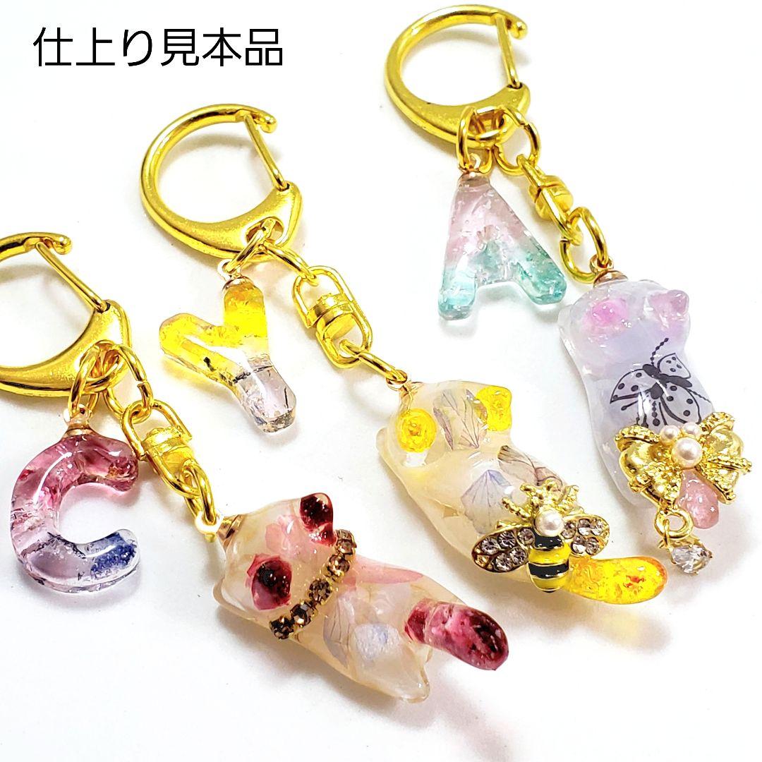 レジンイニシャル・猫ちゃんのキーホルダー　琉球ガラス　天然石　ハンドメイド