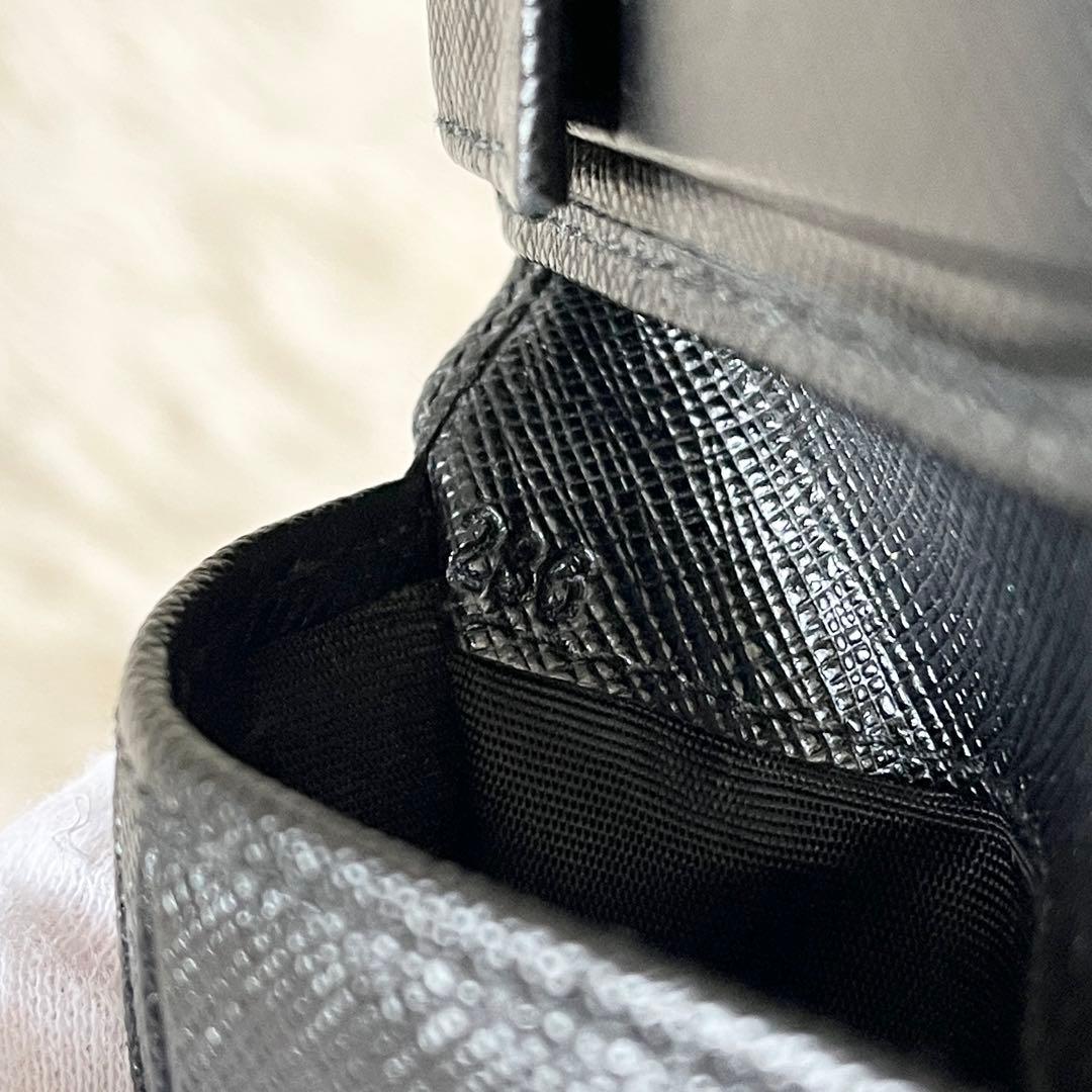 美品✨PRADAプラダ　サフィアーノ　二つ折り財布　メタルロゴ　ブラック　レザー