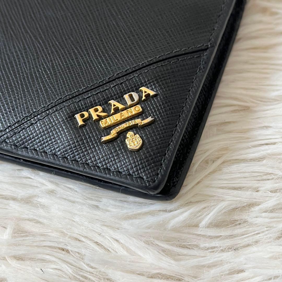 美品✨PRADAプラダ　サフィアーノ　二つ折り財布　メタルロゴ　ブラック　レザー