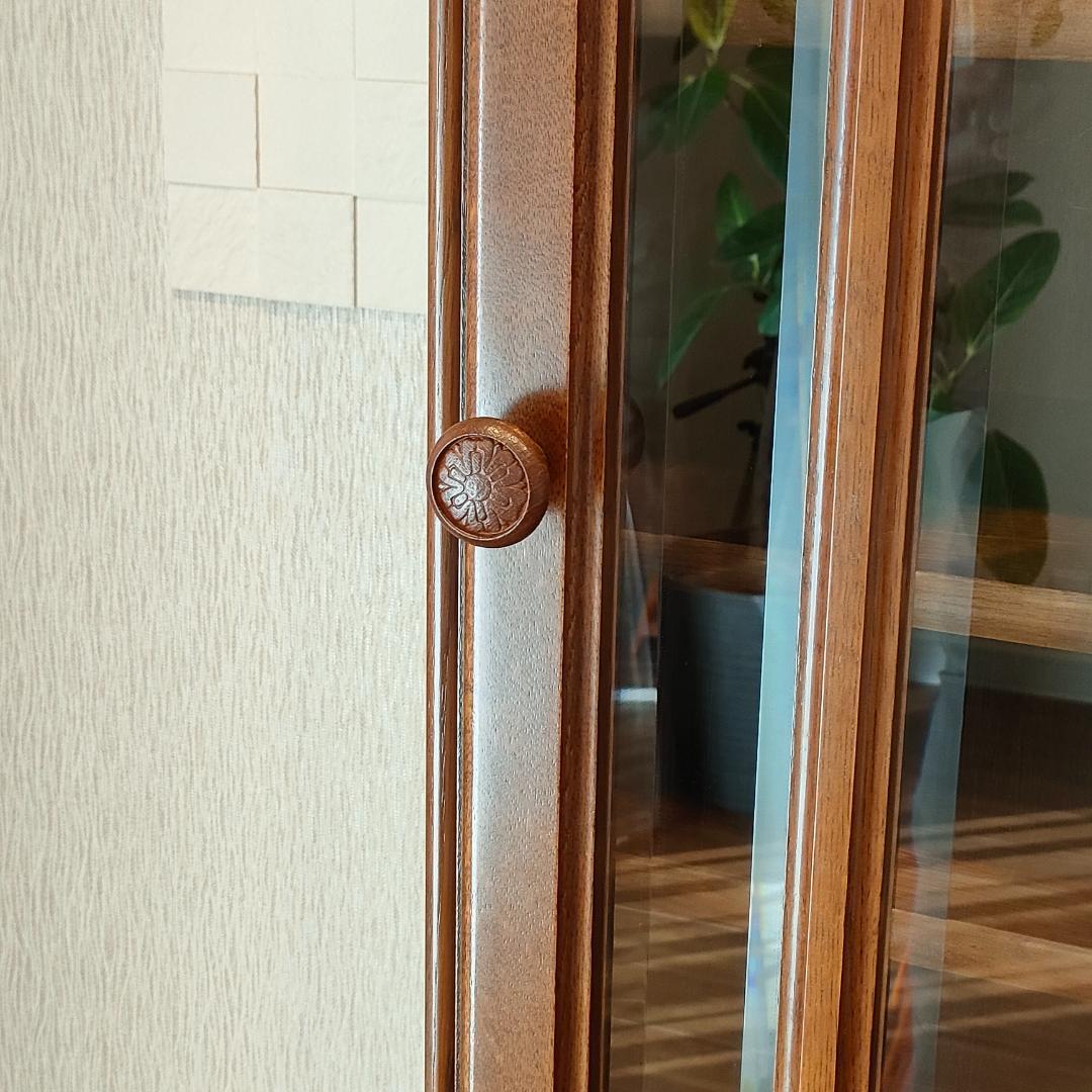 〈美品〉起立木工　ガラスキャビネット　ナラ材　天然木　引出し4杯