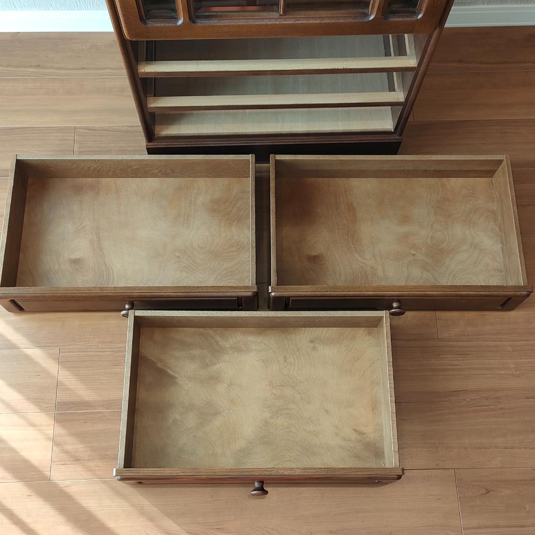 〈美品〉起立木工　ガラスキャビネット　ナラ材　天然木　引出し4杯