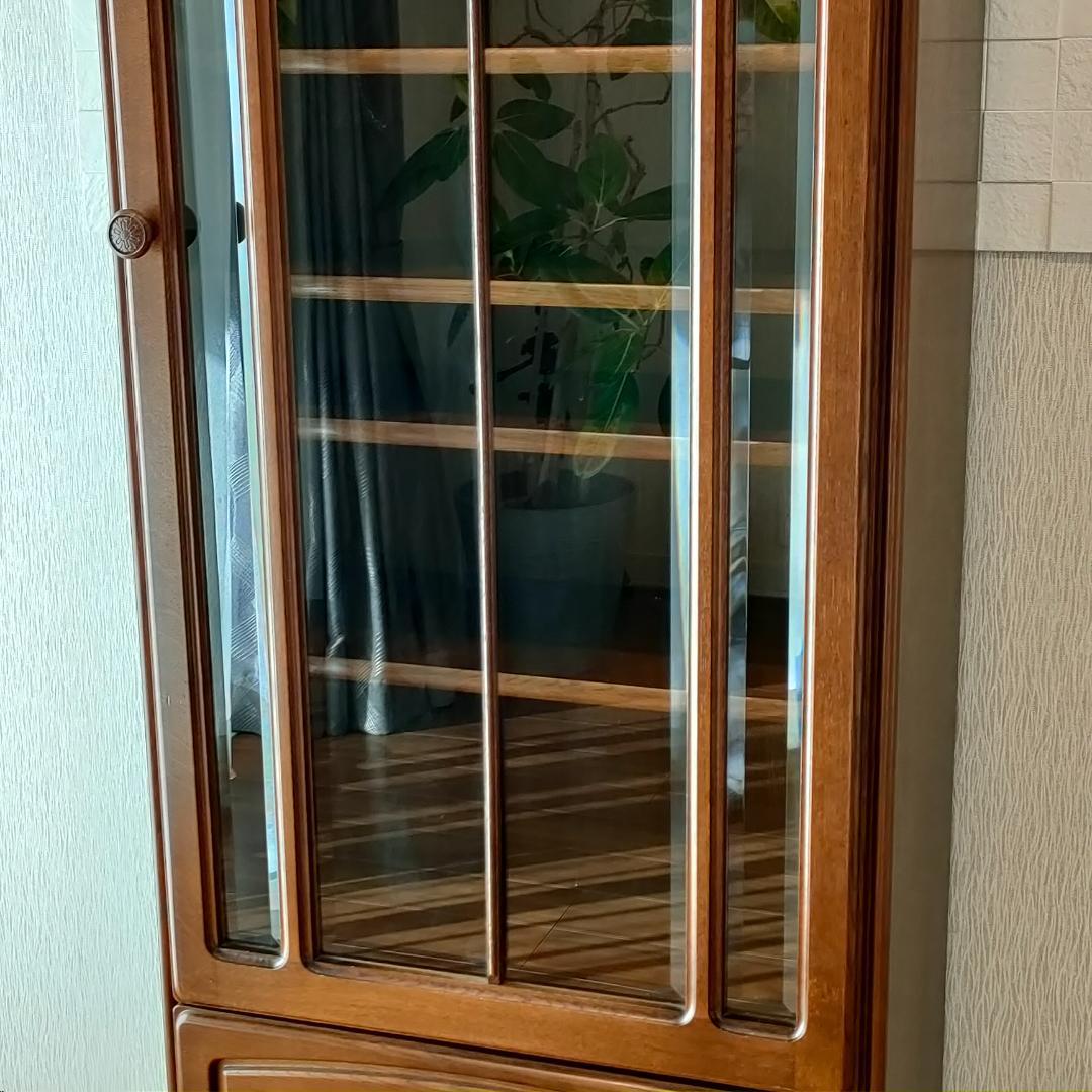 〈美品〉起立木工　ガラスキャビネット　ナラ材　天然木　引出し4杯