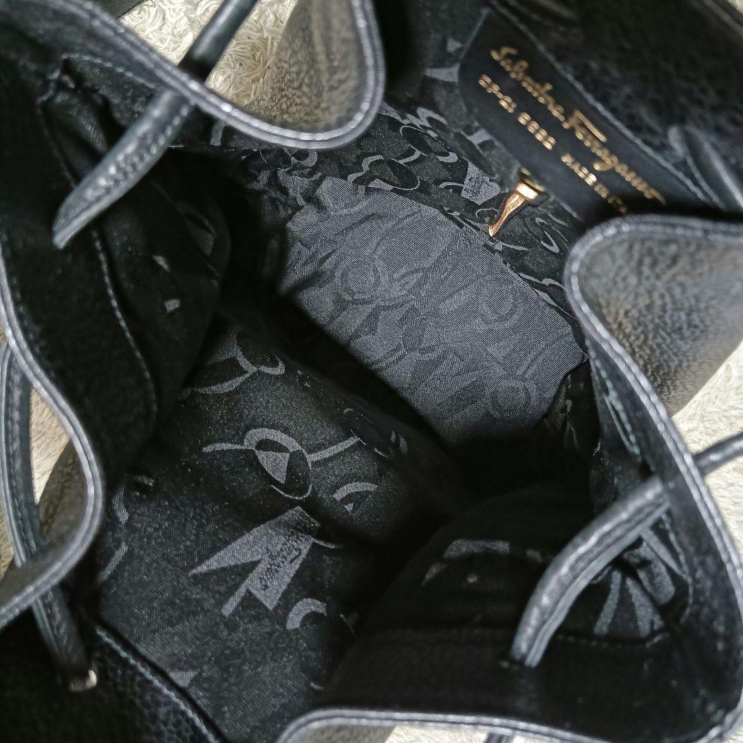 美品　サルヴァトーレ フェラガモ　ボディバッグ　ヴァラ　レザー　黒