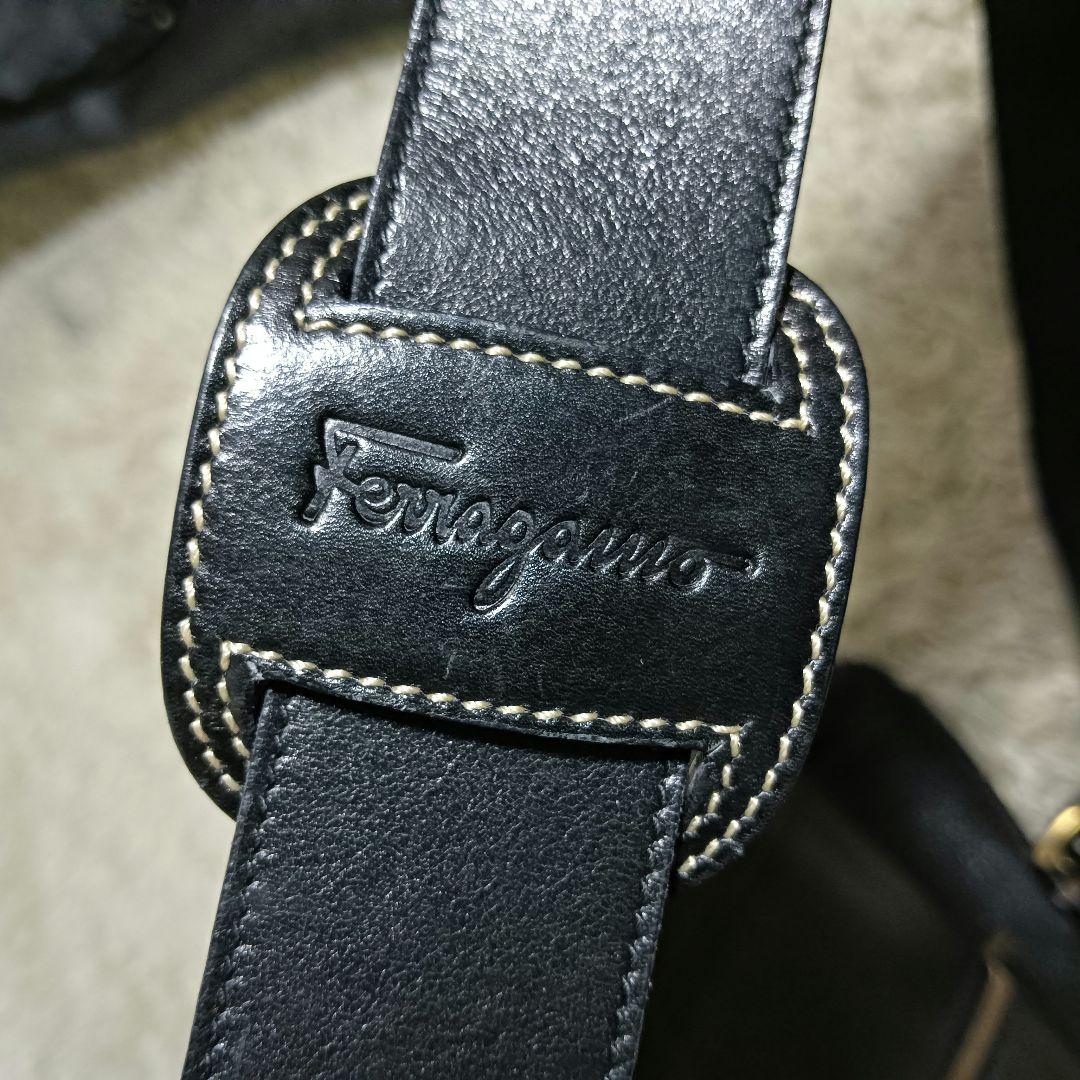 美品　サルヴァトーレ フェラガモ　ボディバッグ　ヴァラ　レザー　黒