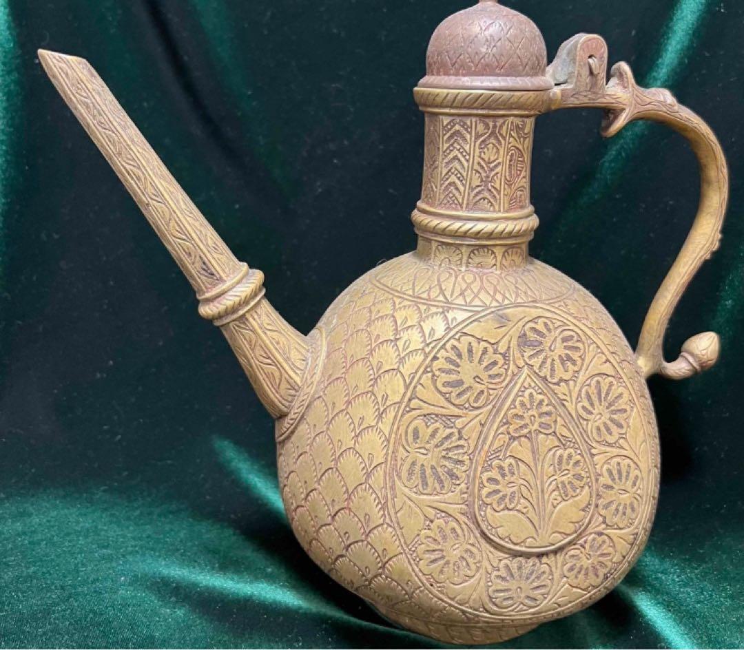 装飾的な金属製水差し