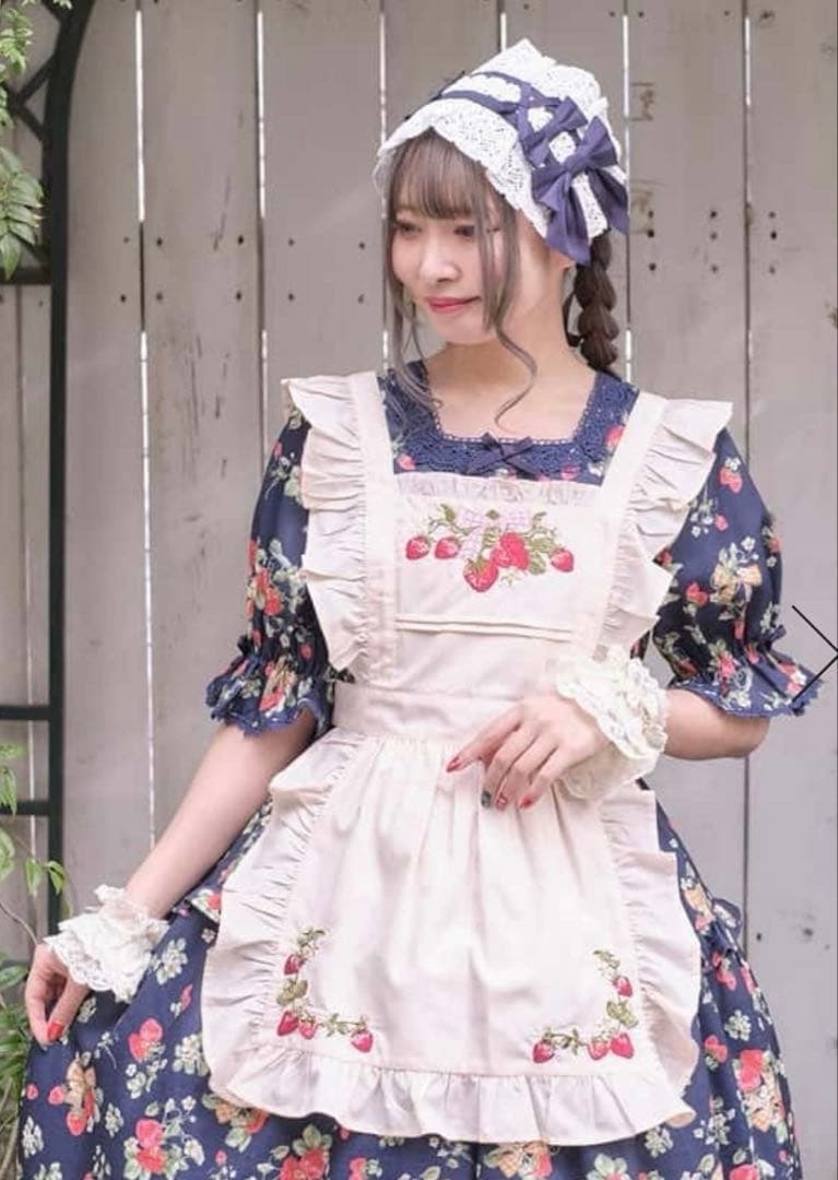 axes femme kawaii クラシックベリー刺繍エプロン（キナリ）