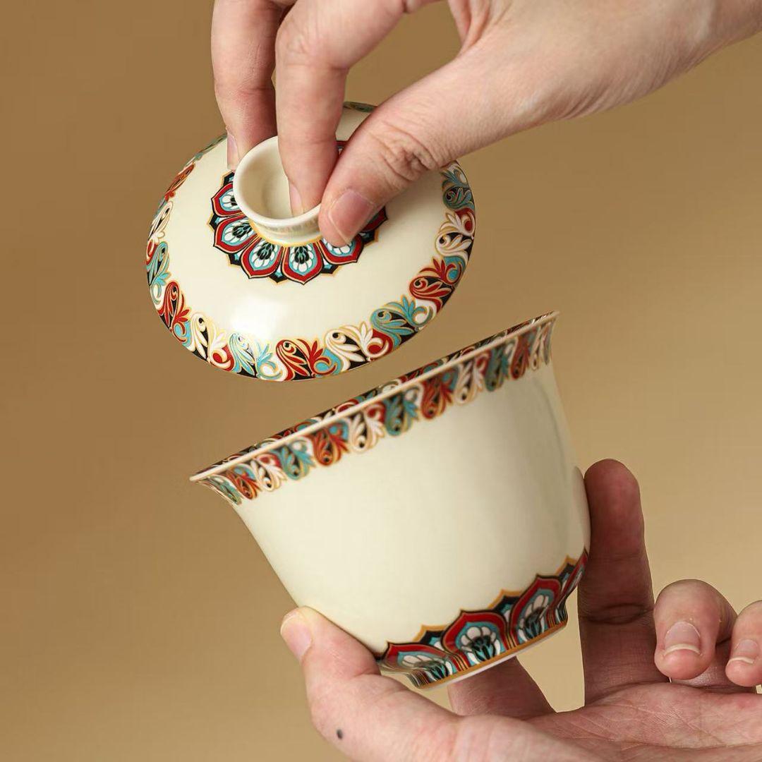 伝統的な模様の蓋付き陶器